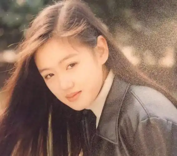 要说薛佳凝的演艺之路,真的是成也"哈妹"败也"哈妹",《粉红女郎》之后