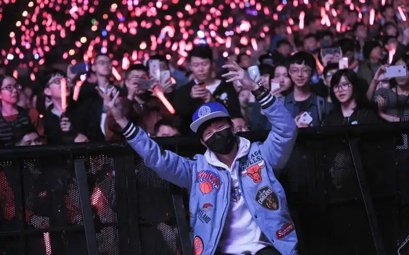 那些年林俊杰去别家串过的演唱会之——邓紫棋演唱会观众席被抓 官摄