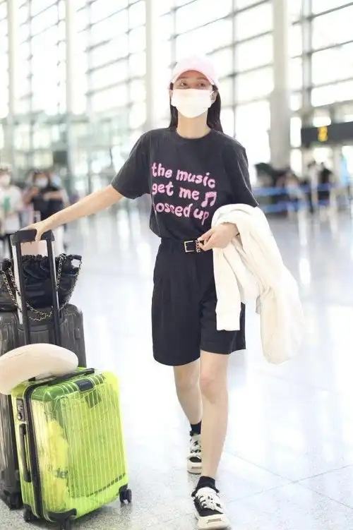 沈梦辰婚后变化大男友风打扮走机场瘦过头大腿和小腿一样细