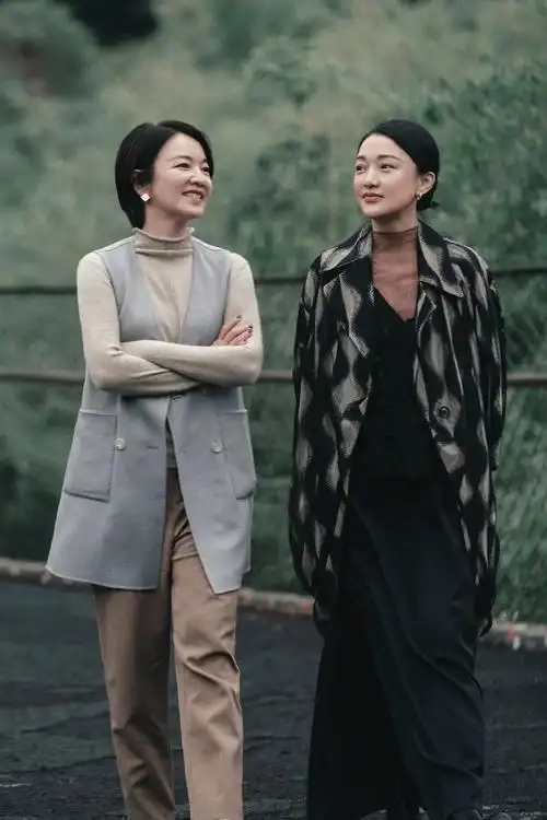 网友度假偶遇明星大赞周迅保养得好阿雅接地气彭昱畅依然爱吃