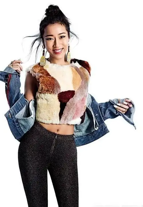 有一种"养眼"叫吉克隽逸!早期走活动的她,被"大白牙"抢镜啊