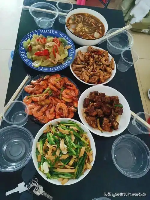 老公朋友来家里吃饭,媳妇下厨做好饭菜热情招待,给足了老公面子