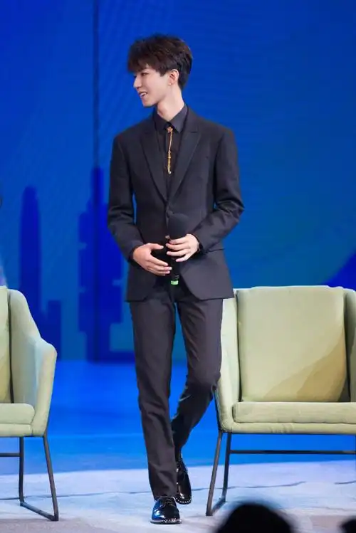 芭男星期衣#@tfboys-王俊凯身穿neil barrett2018秋冬男士系列黑色