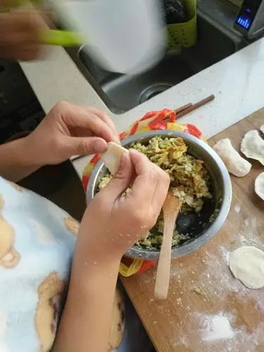 七岁男孩包饺子全程