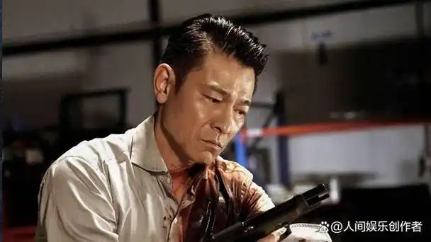 已是62岁高龄的刘德华依然奋斗在拍摄一线,人们称他"最帅老头",刘德华