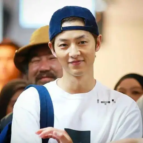 宋仲基穿白t恤现身,素颜被偷拍不闪躲,对镜就笑很撩人!