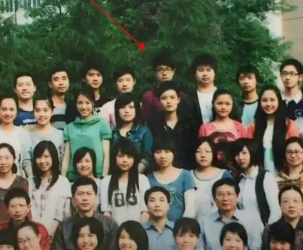 肖战的高三毕业照被扒出,网友:茫茫人海一眼就认出了你!