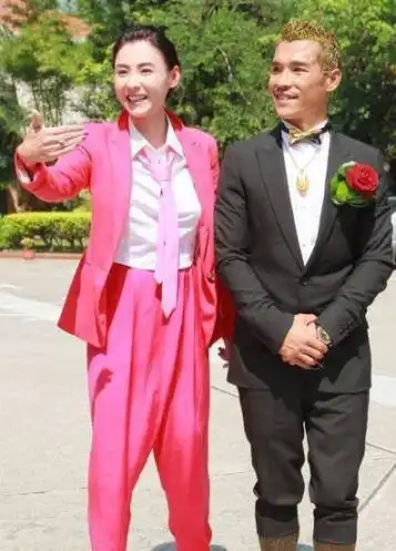 身边的男生也多了不少,但是张柏芝并没有承认谁是自己的第二任老公