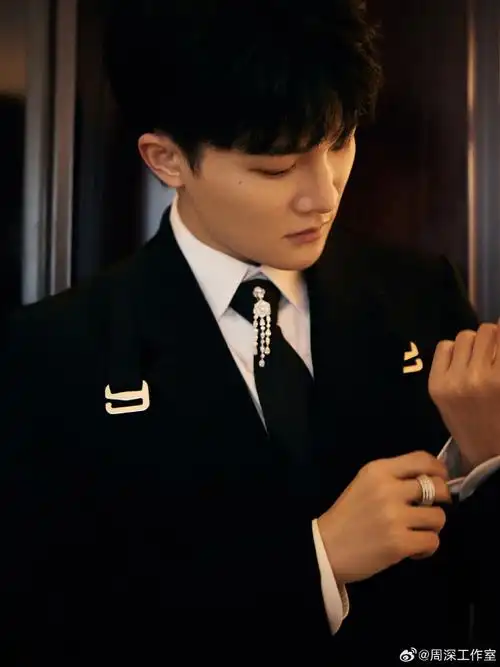 周深@卡布叻_周深亮相#东方风云榜#音乐盛典红毯,于雨中感受别样氛围