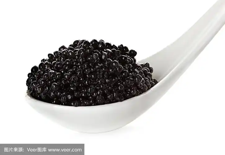 勺子里的黑鱼子酱孤立在白色背景上