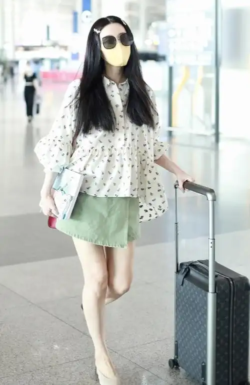 原创范冰冰太迷人,碎花上衣配短裙清凉一夏,长发披肩真温柔