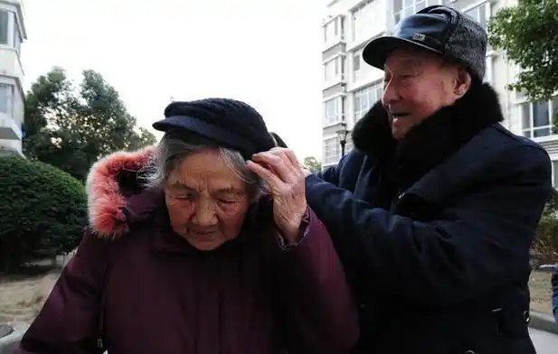 老人的房子要拆迁,儿媳给他找了保姆,保姆患病老人卖房子救她|女儿|王