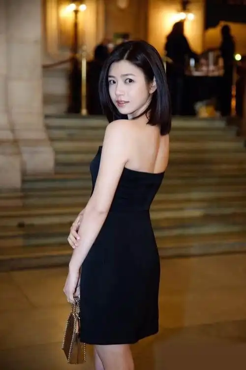 陈妍希穿黑裙美到犯规,纤腰细腿迷晕陈晓,网友:p太过了吧!