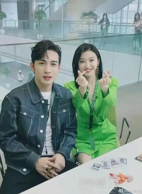 景甜张彬彬甜蜜对视扮成嫦娥后羿贴脸射太阳快本成红娘节目了