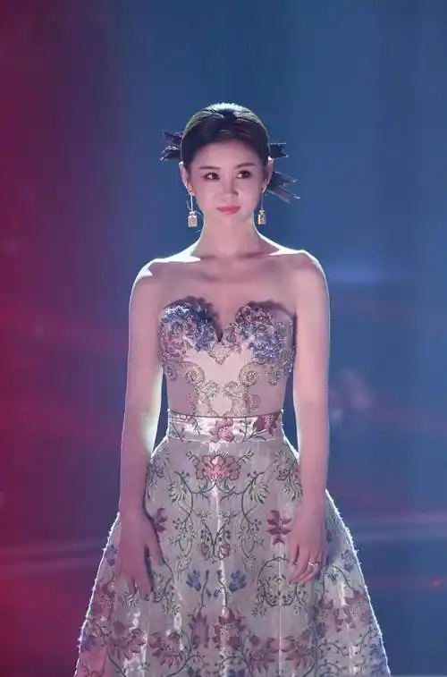 李小萌罕见这么大尺度,在王雷面前穿抹胸连体裤,差点"撑变形"