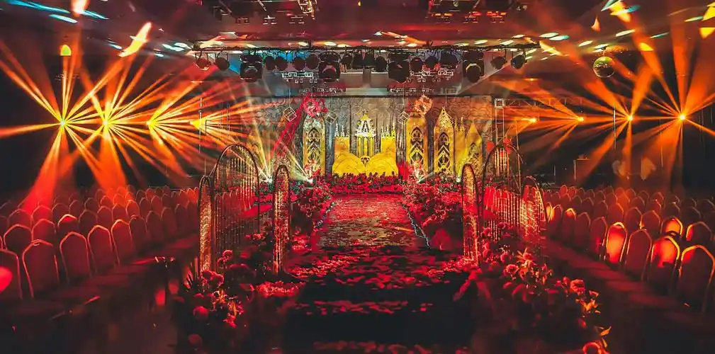 现场的舞台灯光设备 全部来自于高端量身私人定制 只为您的婚礼 添光