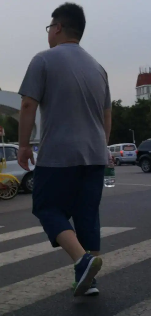 这个男生体重有多少?身高180,很胖吗?