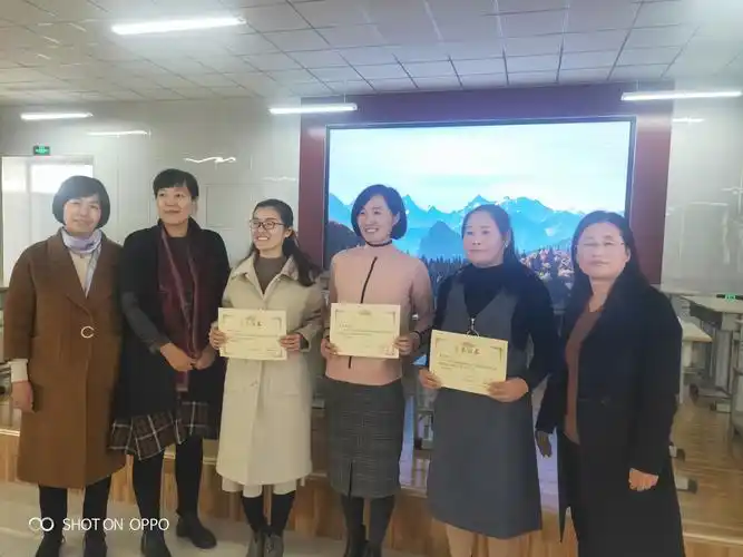 利津县教研室曹老师,海河小学周丽萍老师,盐窝镇教研室黄老师为执教