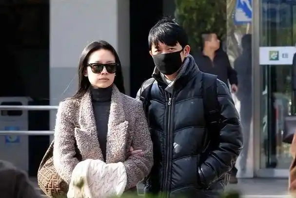 离婚4年后李小璐贾乃亮高调官宣女儿甜馨点赞上热搜