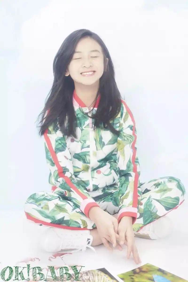 10岁森碟拍写真甜笑少女感满满