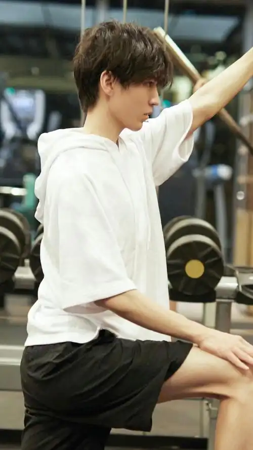 王俊凯平时没少健身吧#  谁懂当时@tfboys-王俊凯这组健身照给我多大