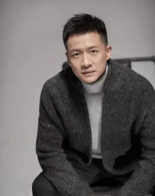 借着赵丽颖的东风,"王庆来"唐曾终于火了,只是晚了10年