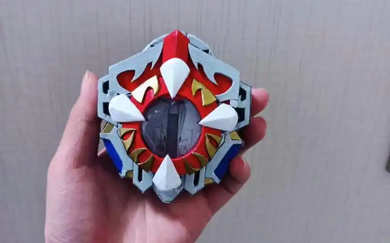 价格不到百元,pvc材质,雪弗板手工制作还原剧中的"炎龙铠甲召唤器"