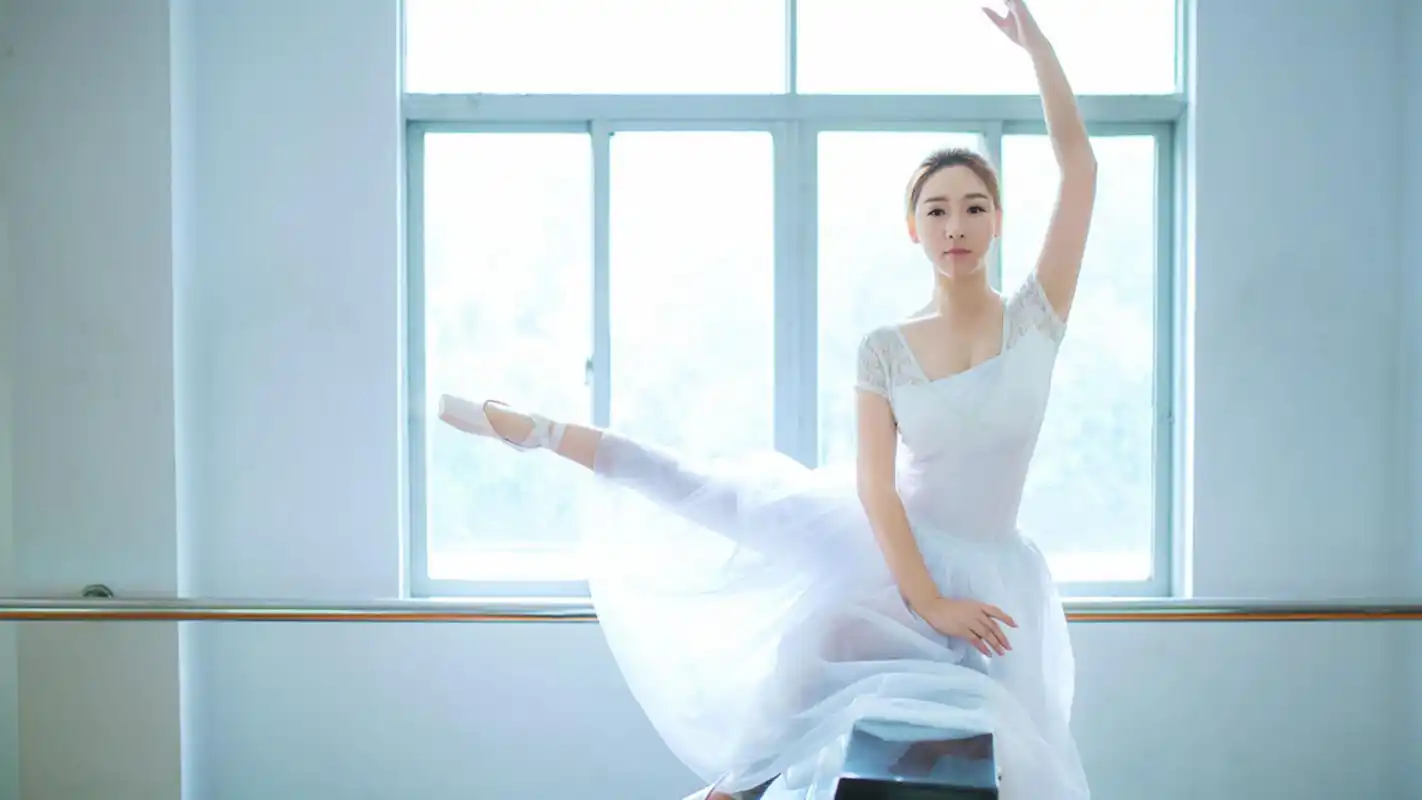气质芭蕾舞美女唯美意境高清桌面壁纸