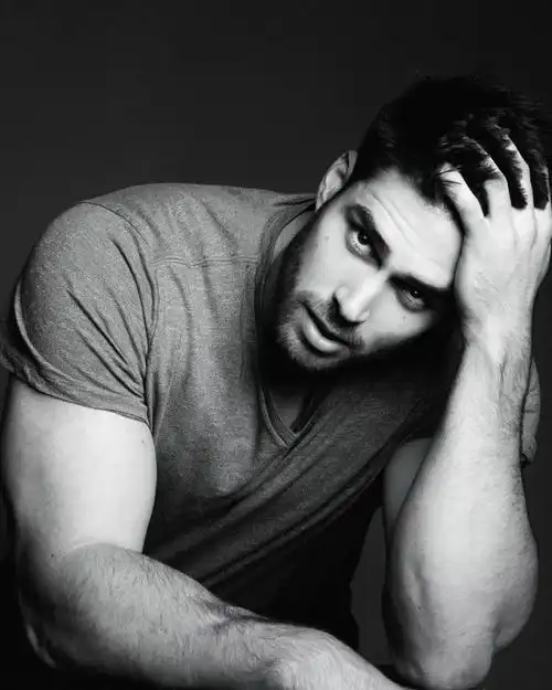 但可能很大程度是因为他并不算很胖,属于比较壮实的肌肉男,但真的不是