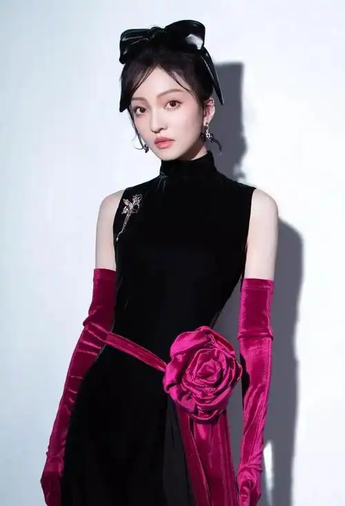 张韶涵高开叉红裙气质高贵冷艳,大长腿太迷人,美得不像40岁_网易订阅