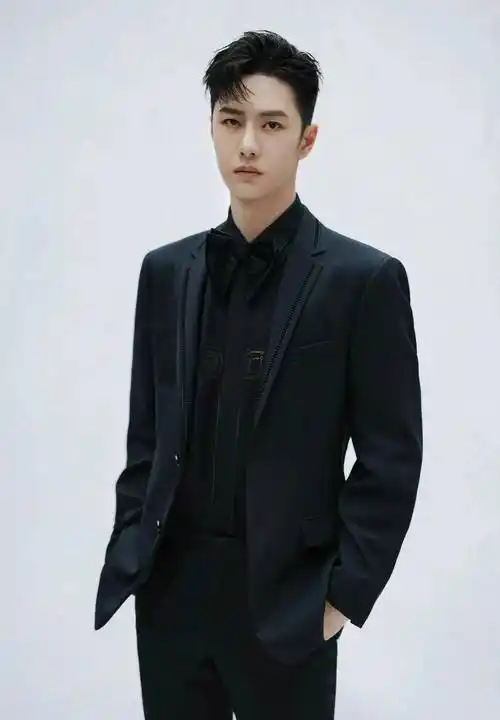 王一博西装穿搭合集_太阳_舞台_白色