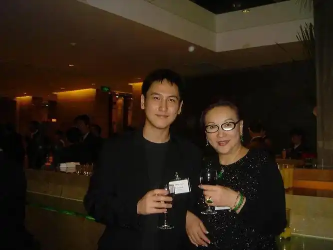 19岁当上集团董事,坐拥133套房,每套房价值超过2个亿_汤珈铖