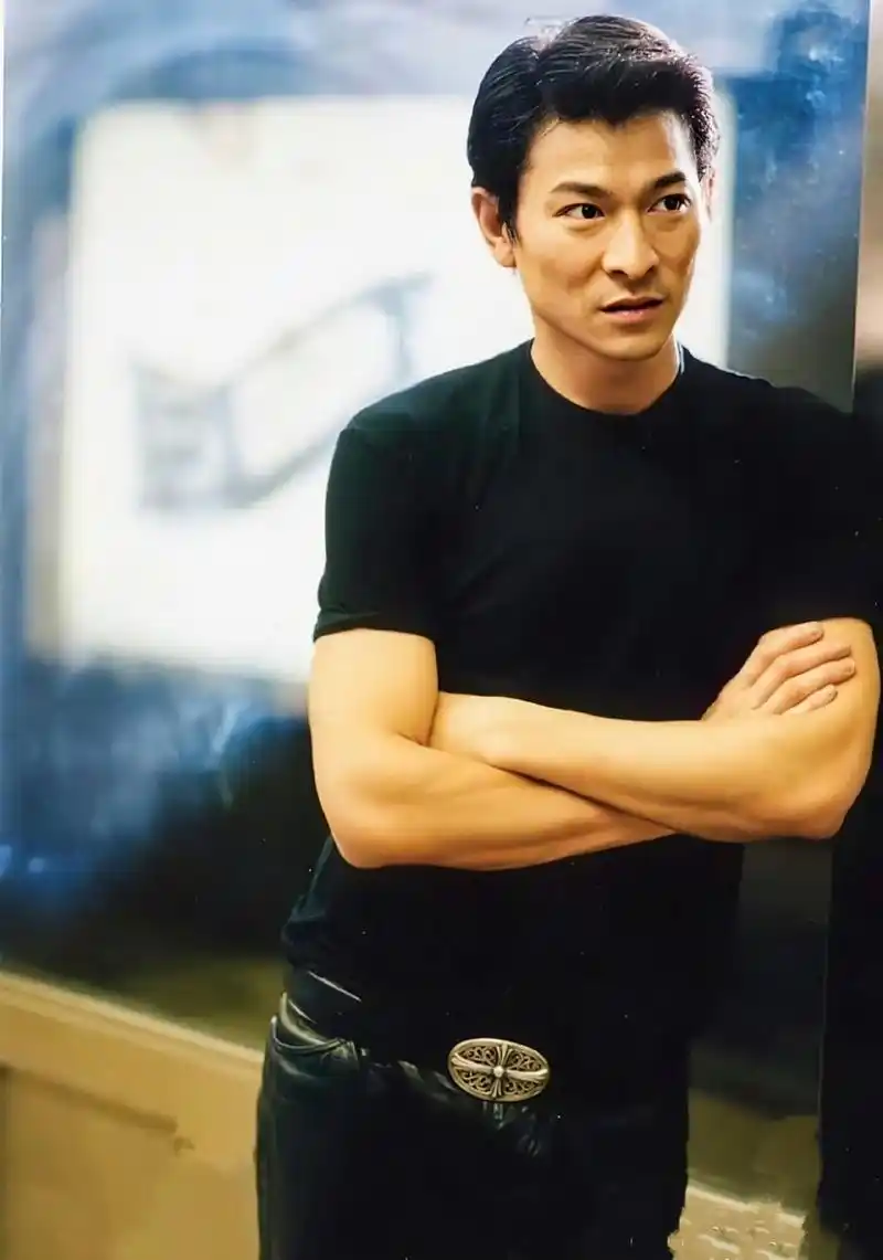 香港顶流姜涛25岁庆生"占领"铜锣湾,人山人海,排场远超刘德华