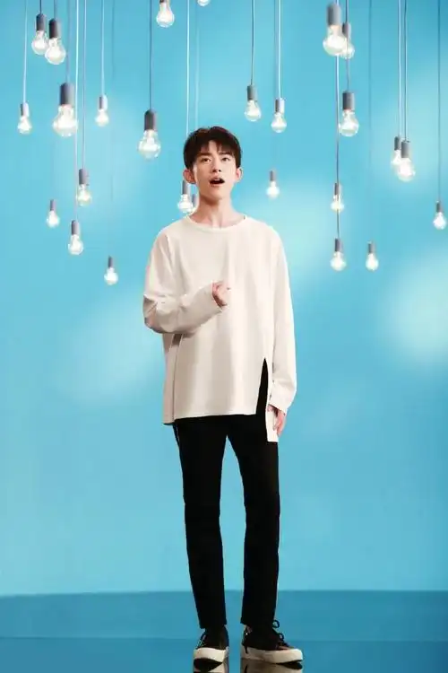 易烊千玺穿白衣眉目清朗 少年神情坚定展青春风貌