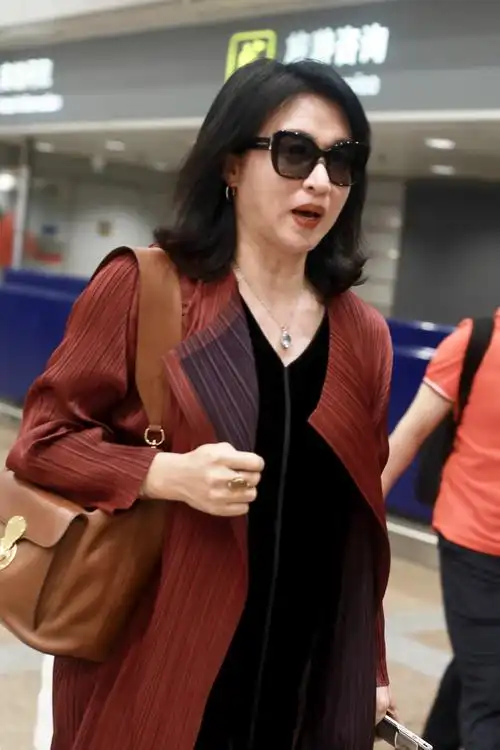 金星现身机场心情好,皮肤松弛小腿肌肉太抢镜