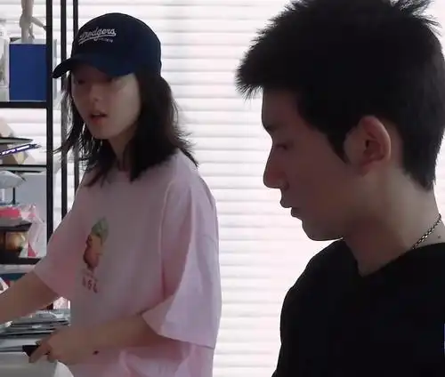 原创赵今麦看到王源做早餐在旁边打下手看到两人的摆盘效果真默契