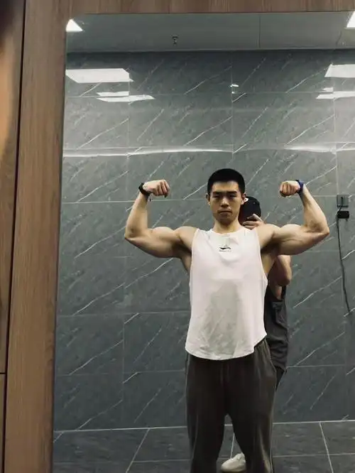 四川绵阳的肌肉帅哥有人喜欢憨憨长相的男生吗图winner