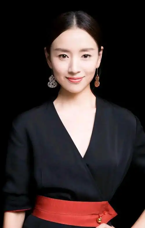 温柔甜美的董洁,甜美可爱,惊艳迷人!__财经头条