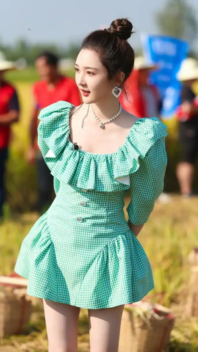 靳梦佳的绯闻主要集中在她与汪苏泷的恋情上.