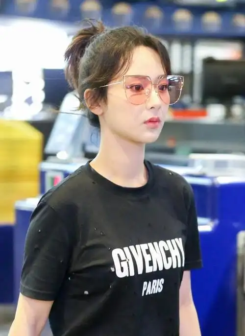 一组杨紫的侧脸杀最后一张单手插兜好有范