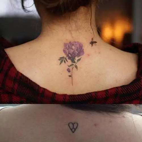 女生背部的花卉纹身图案