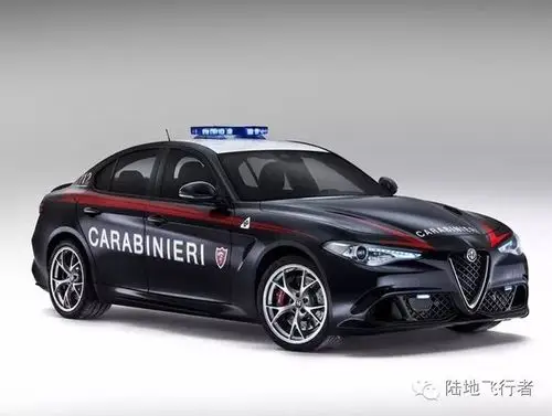 围观意大利警队的高性能警车阿尔法罗密欧guilia02qv