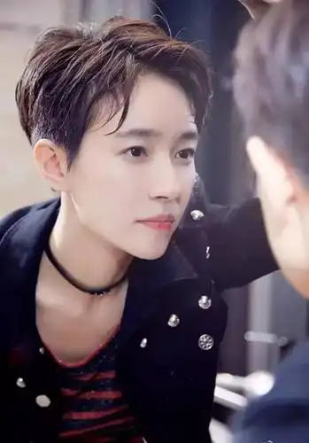 三七分帅气短发配上她的颜值,一个侧颜就能秒杀一票男人!