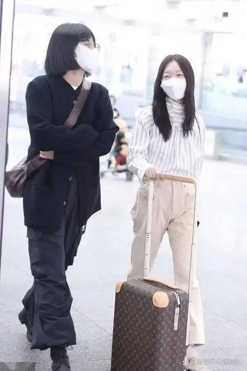 近日,周冬雨,马思纯结束时装周行程,被拍在一起抵达北京,两人在路上有