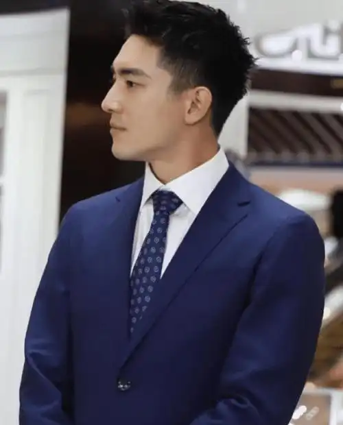 林更新出席活动,新发型帅呆了