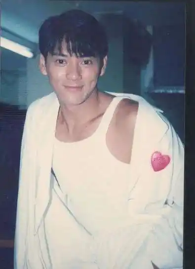 59岁莫少聪现身路边商演,卖力演唱无人识,衣服廉价被指像地摊货_洪欣