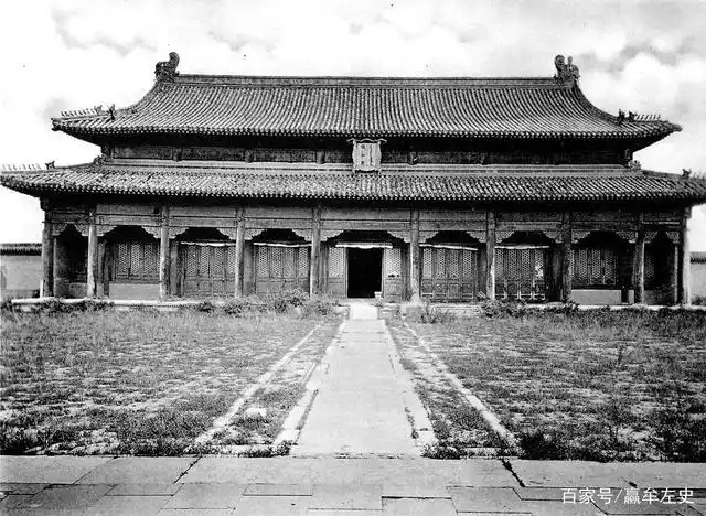 老照片:民国初年的故宫,太和殿前荒草丛生,紫禁城里卖大碗茶