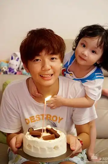 洪欣为儿子庆生可爱女儿献吻哥哥画面太有爱