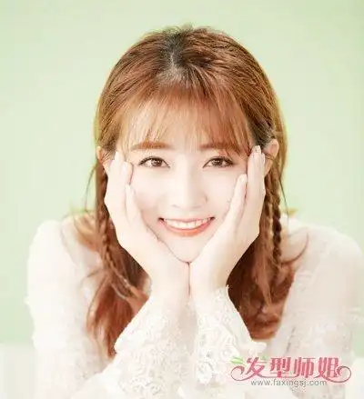 编发垂在卷发上优雅又清新 2018长卷发女生侧边编发发型