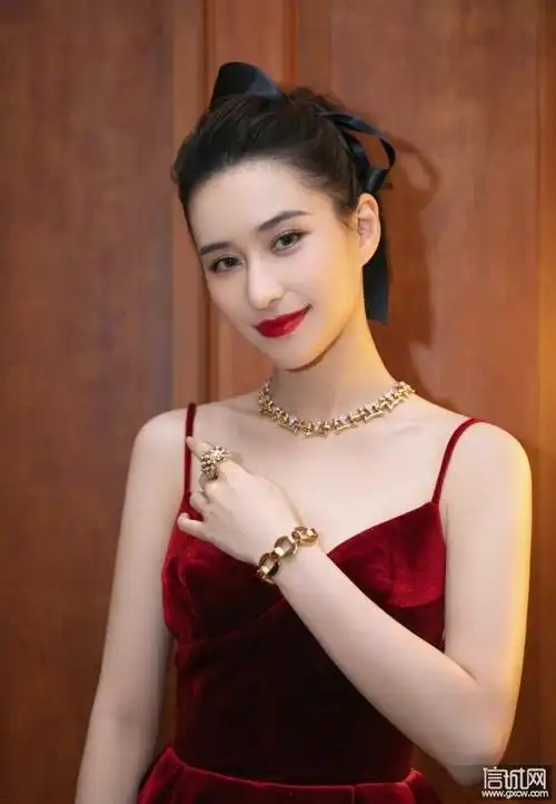 窦骁拉女友亮相珠宝展!何超莲穿红裙太像敬酒服,彻底赢了奚梦瑶-哈尔